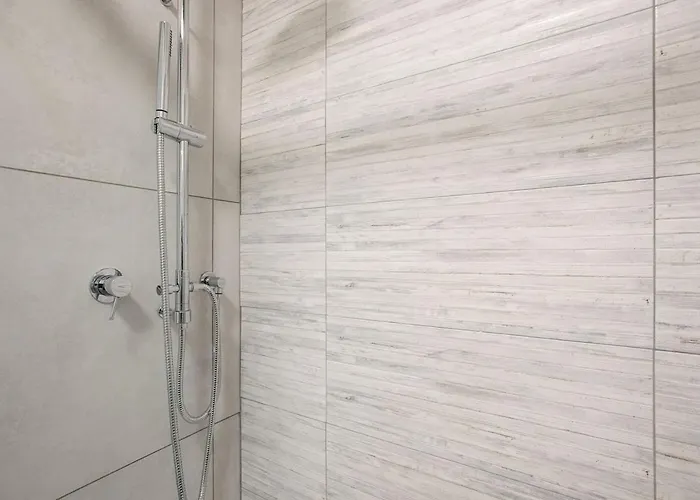 Appartamento Urban Oasis With Terrace & Free Parking, Int11 *